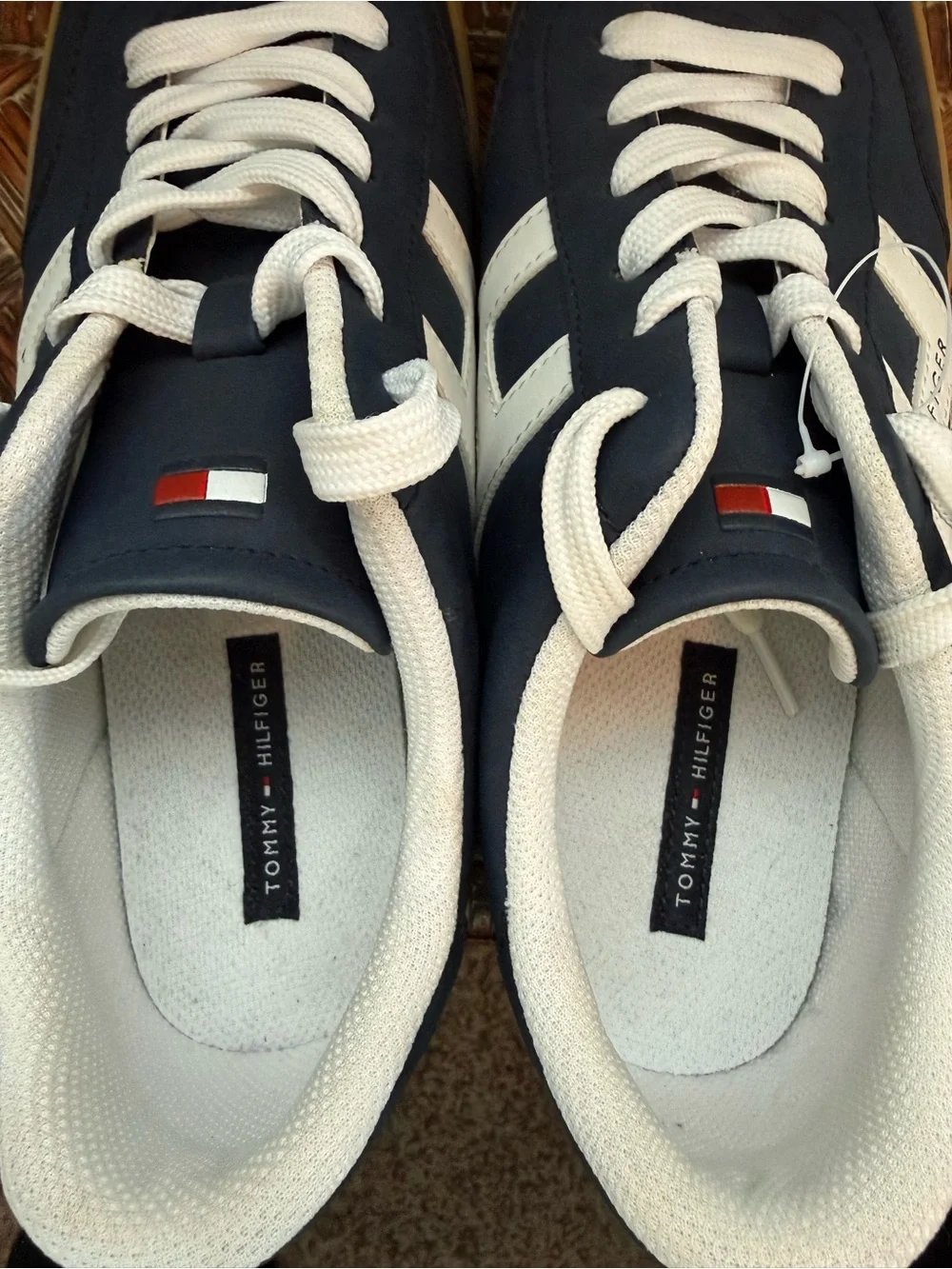 Tommy Hilfiger Maisie Navy/White Low-Top Sneakers w/Gum Outsole Wmns sz 10 NWOT